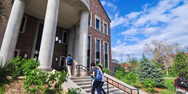 学生 entering Leeds building